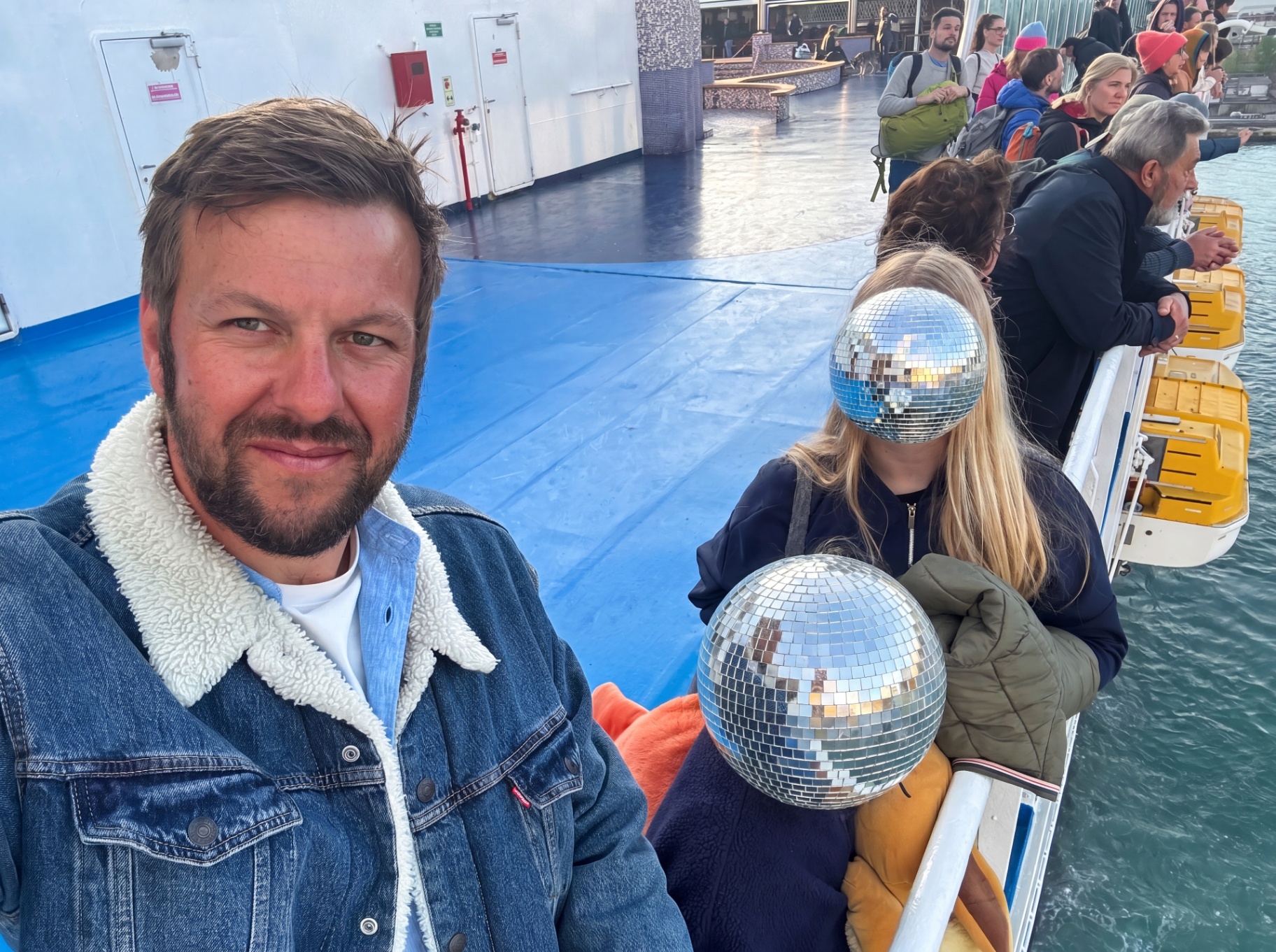 DJ Discokugel mit Discokugeln auf der Fähre